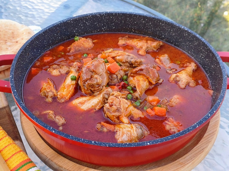 Chicken Wings with Peas and Carrots