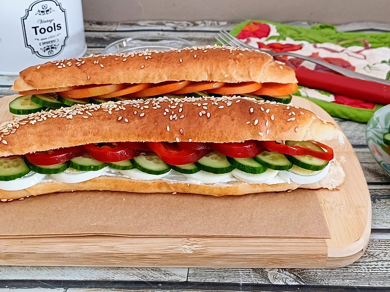 School rolls with cream cheese, egg and vegetables