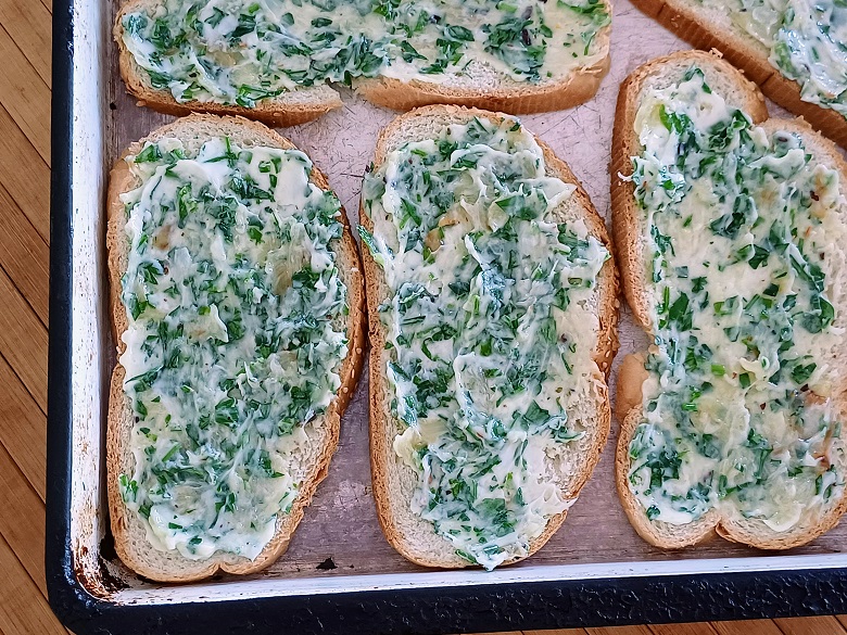 Quick and Cheesy Garlic Bread