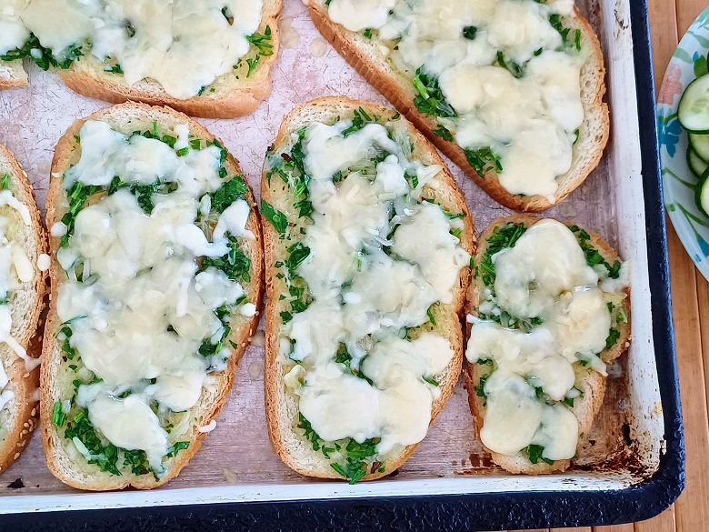 Quick and Cheesy Garlic Bread