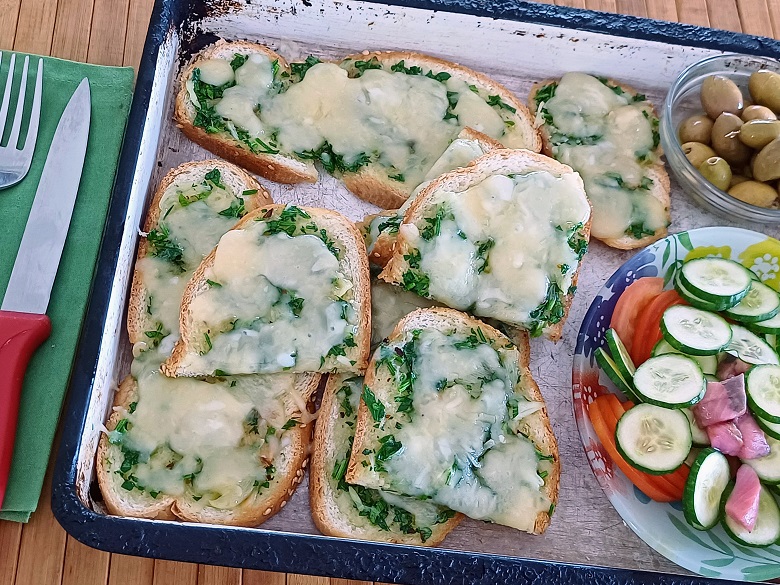 Quick and Cheesy Garlic Bread