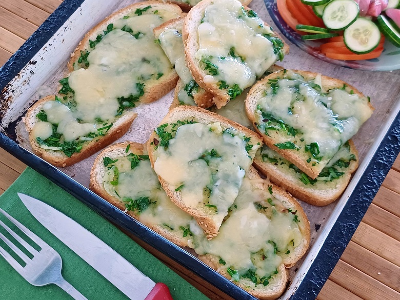 Quick and Cheesy Garlic Bread