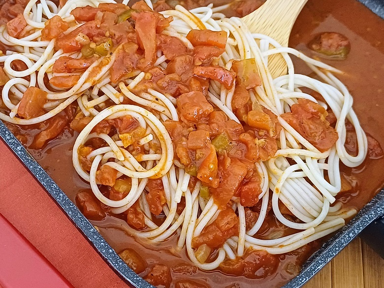 Spaghetti with tomato sauce recipe