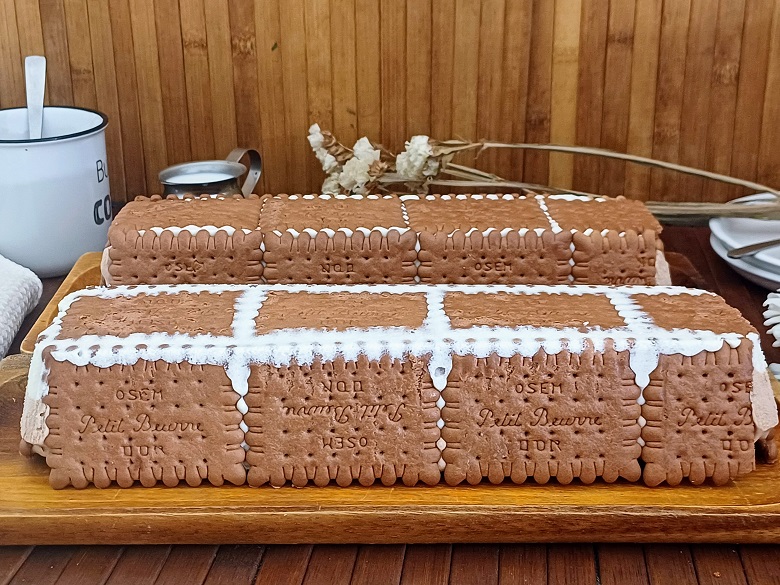 Easy Chocolate Mousse Cake