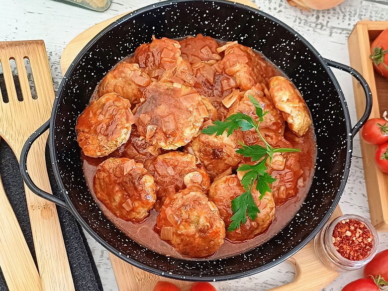 Chicken meatball in sauce