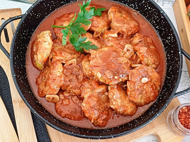 Chicken meatball in sauce