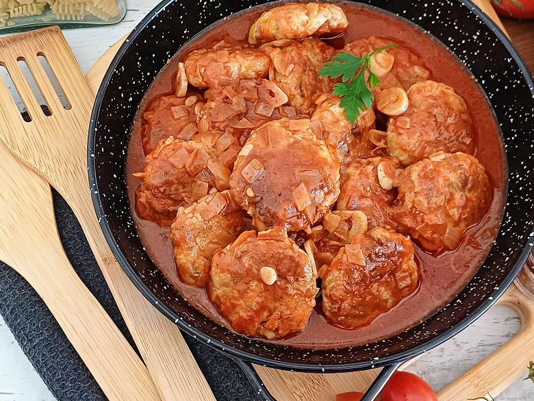 Chicken meatball in sauce