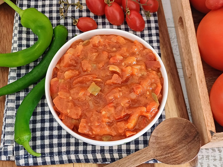 Tomato and hot pepper salad