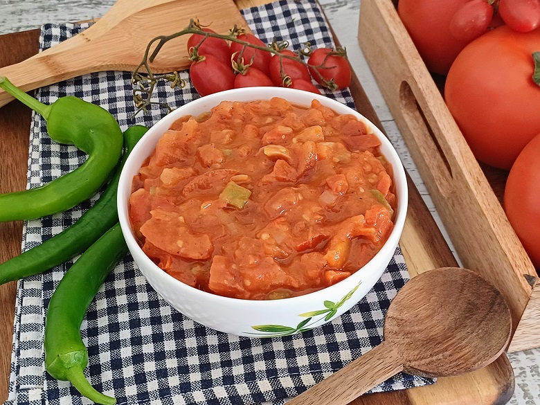 Tomato and hot pepper salad