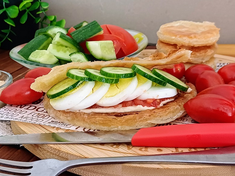 Malawach With Egg and Tomato