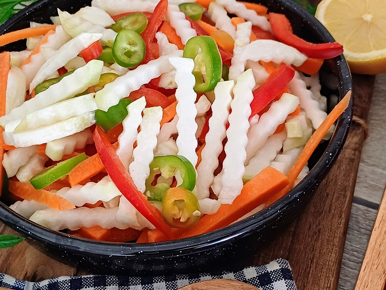 Simple Kohlrabi Salad With Lemon