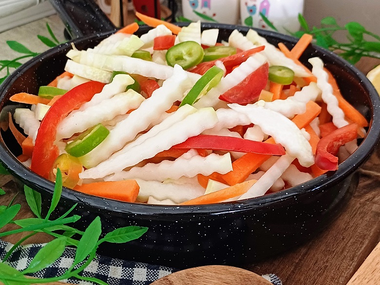 Simple Kohlrabi Salad With Lemon