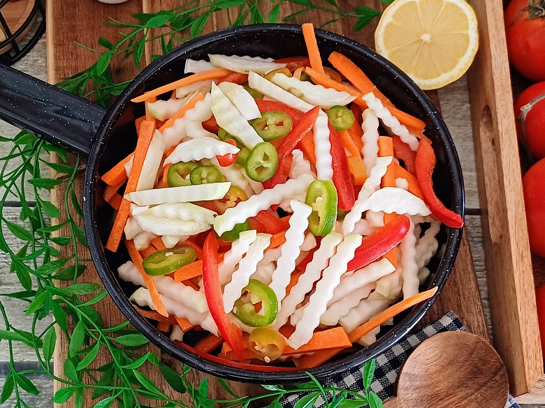 Simple Kohlrabi Salad With Lemon