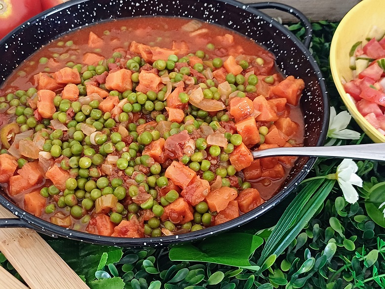 Peas and Carrots in Red Sauce