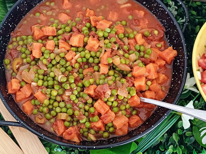 Peas and Carrots in Red Sauce