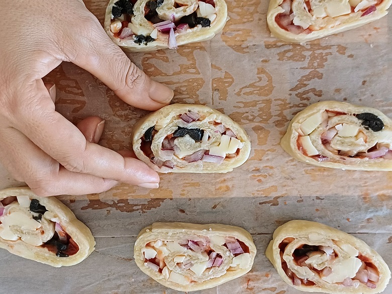 Yeast-Free Pizza Pinwheels 