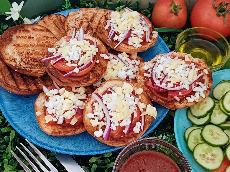 Easy Mini Pizza Recipe for Kids (in 10 Minutes!)