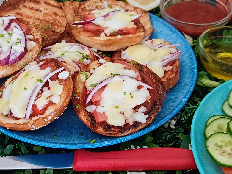 Easy Mini Pizza Recipe for Kids (in 10 Minutes!)