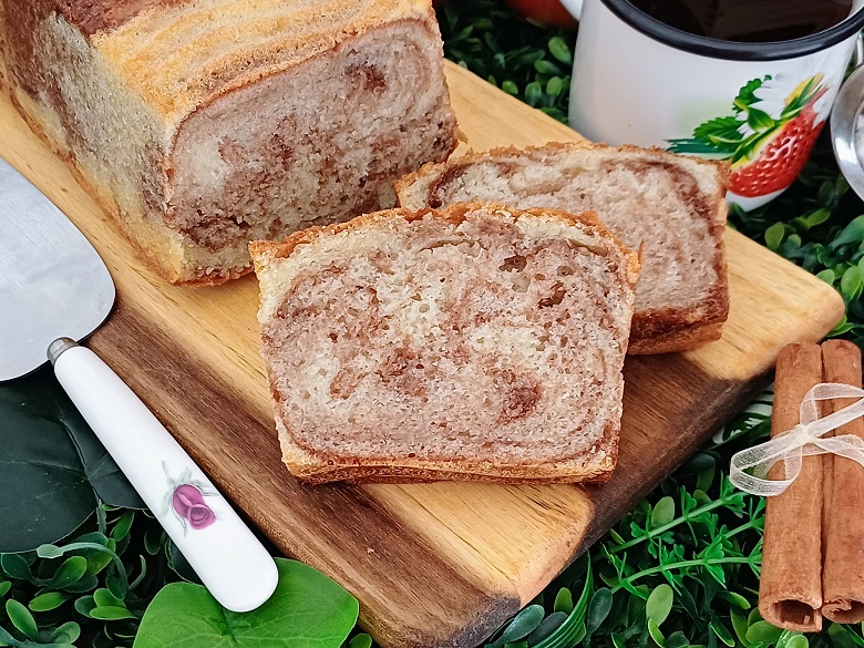 Easy Moist and Fluffy Banana Cake