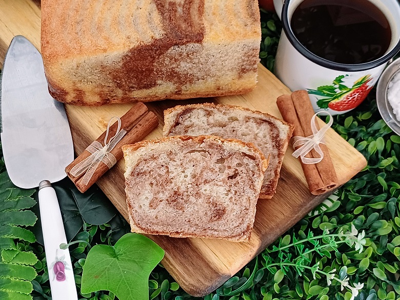 Easy Moist and Fluffy Banana Cake