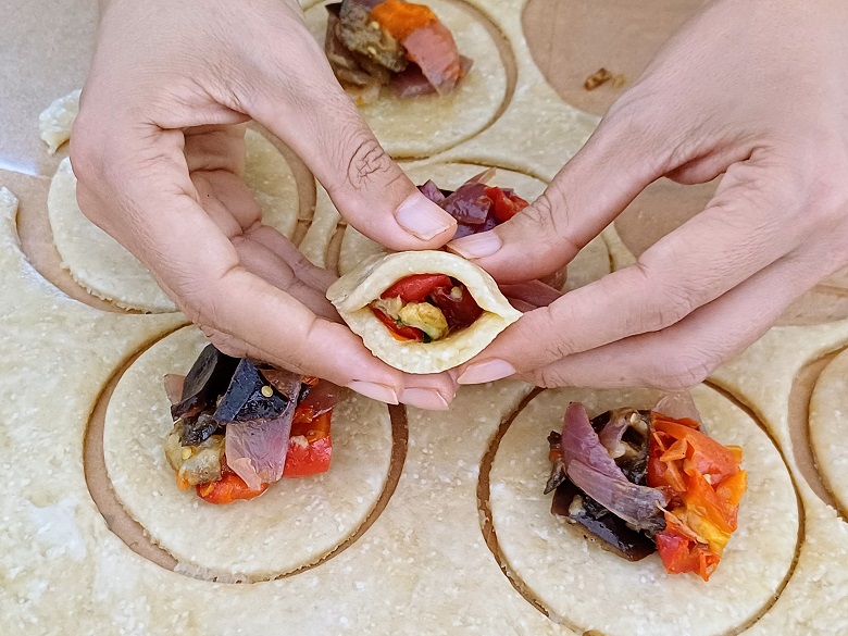 Speedy Dough Filled With Vegetables