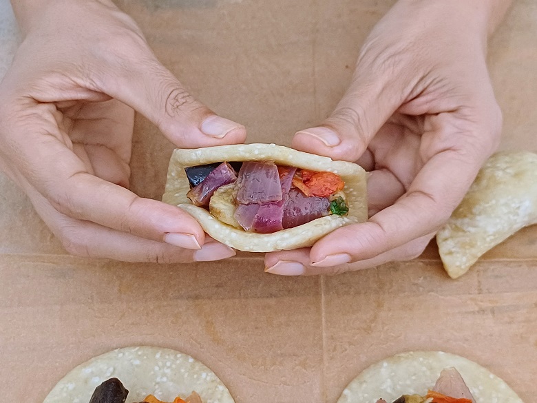 Speedy Dough Filled With Vegetables