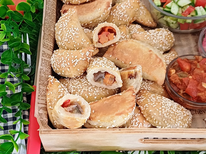 Speedy Dough Filled With Vegetables