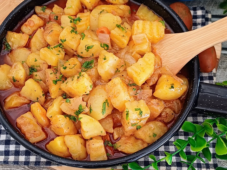 Potatoes in Rich Tomato Sauce: The Ultimate Comfort Food