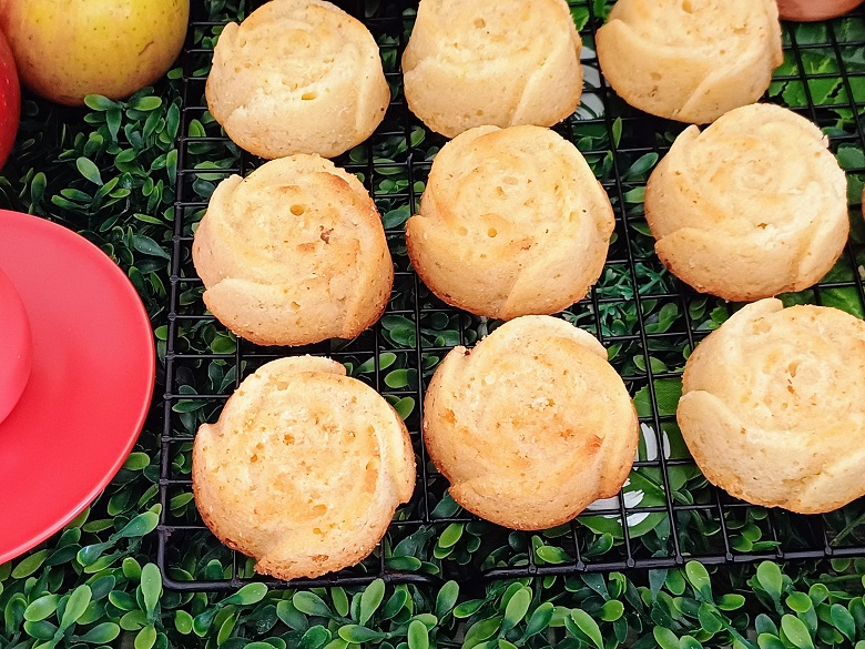 The Best Fluffy Vanilla Muffins (One-Bowl Recipe)