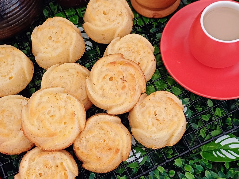 The Best Fluffy Vanilla Muffins (One-Bowl Recipe)