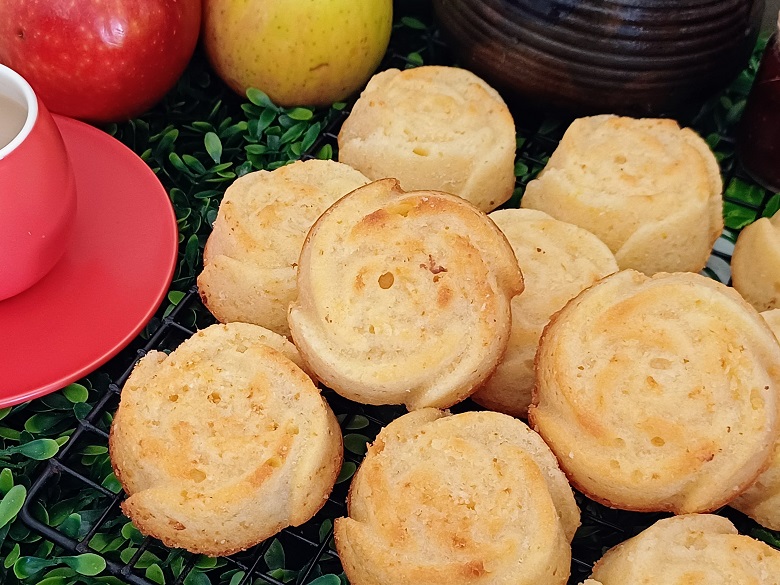 The Best Fluffy Vanilla Muffins (One-Bowl Recipe)