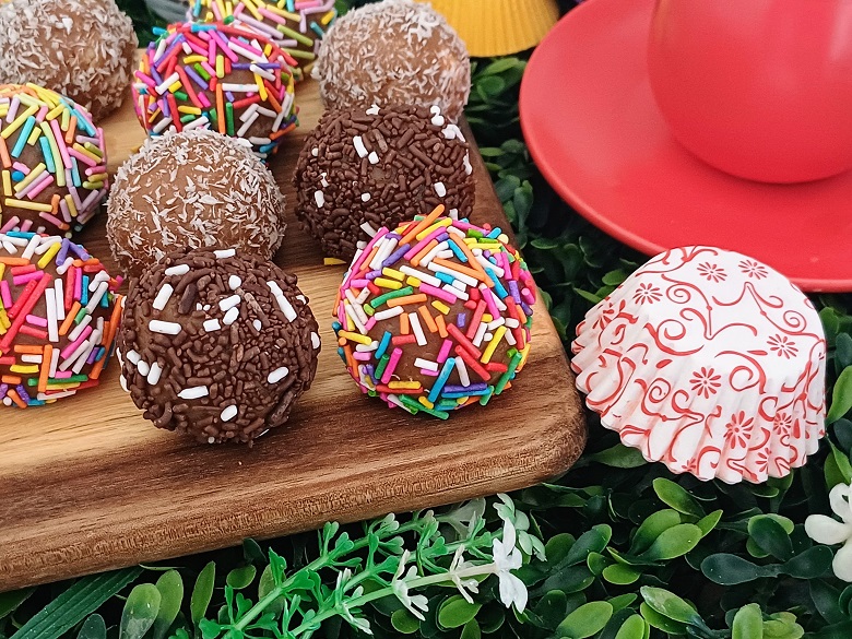 No-Bake Peanut Butter Balls (Dairy-Free/Parve)