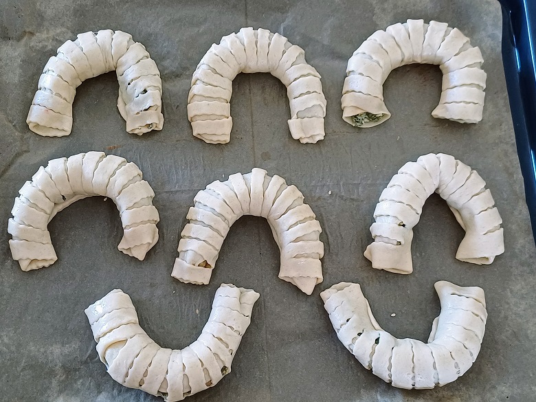 Savory Yeast Roll with Spinach and Cheese