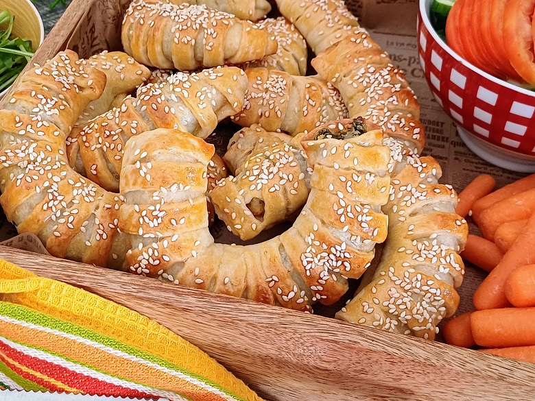 Savory Yeast Roll with Spinach and Cheese