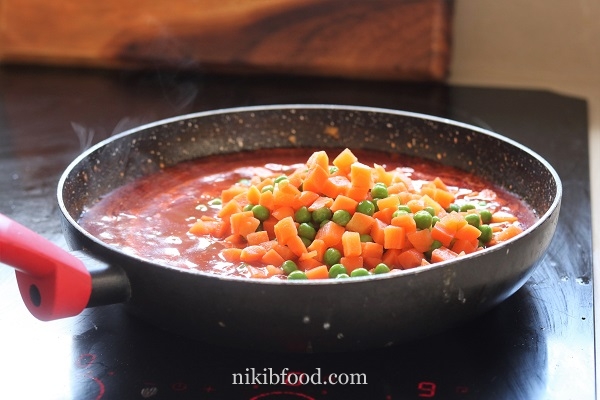 Peas and Carrots in Red Sauce 