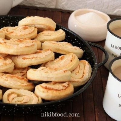 Meringue rosebud cookies