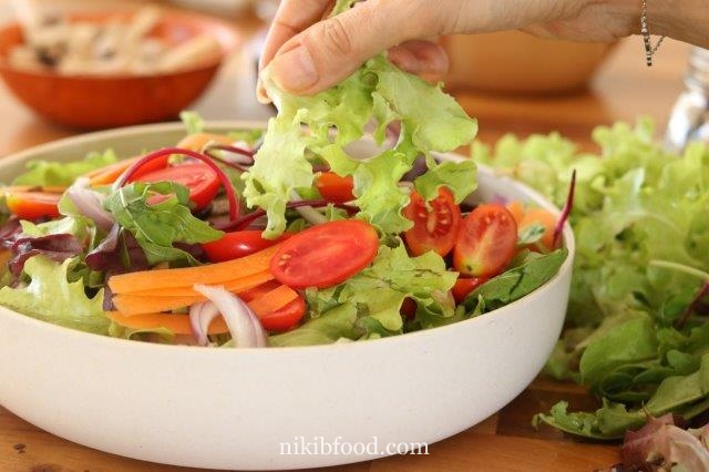 Green salad with dressing