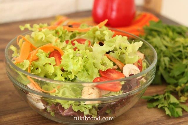 Green salad with dressing