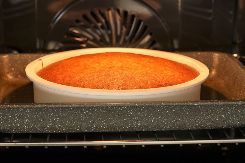 Cinnamon applesauce cake