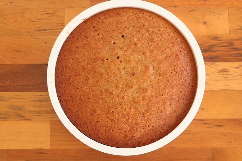 Cinnamon applesauce cake
