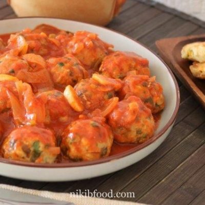 Fish and lentil patties in a spicy sauce