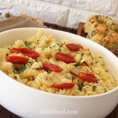 Pasta with olive oil and sundried tomatoes