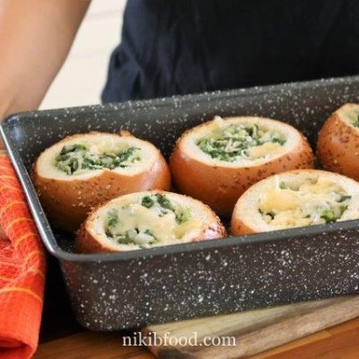 Garlic bread with spinach and cheese
