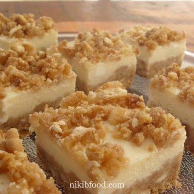 Baked cheesecake with crumbs