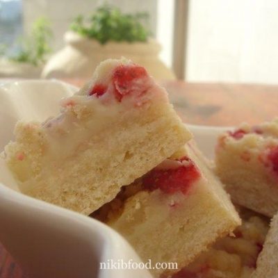 White Chocolate and Strawberry Cake